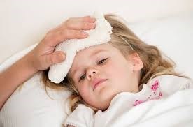 Sai lầm chườm lạnh cho trẻ khi sốt cao khiến con bệnh nặng thêm